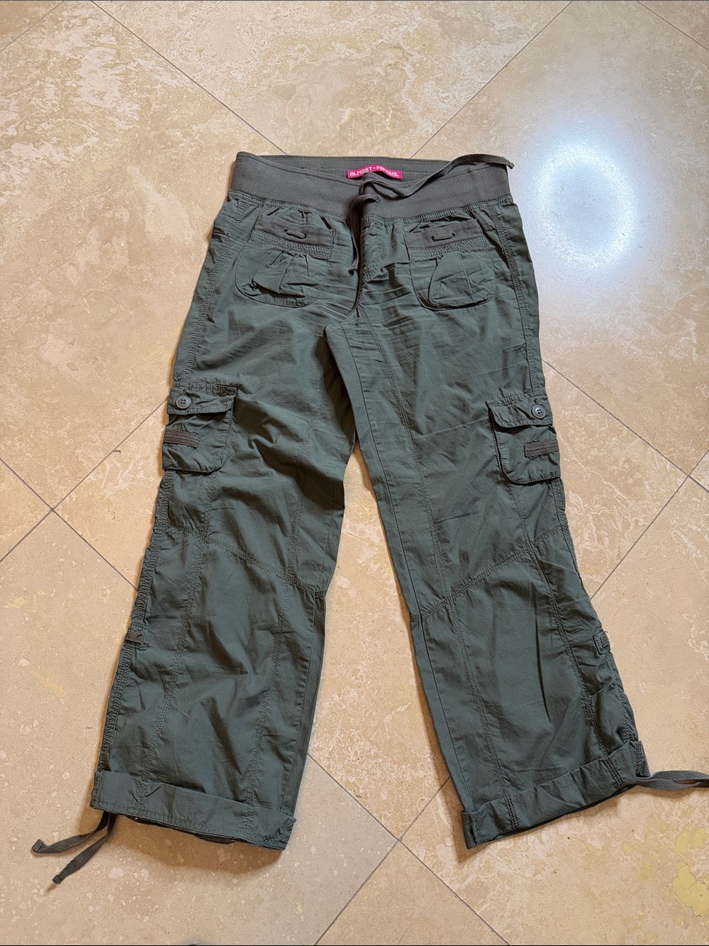 💕Almost Famous Olive Green Wide-Leg Cargo Capris💕